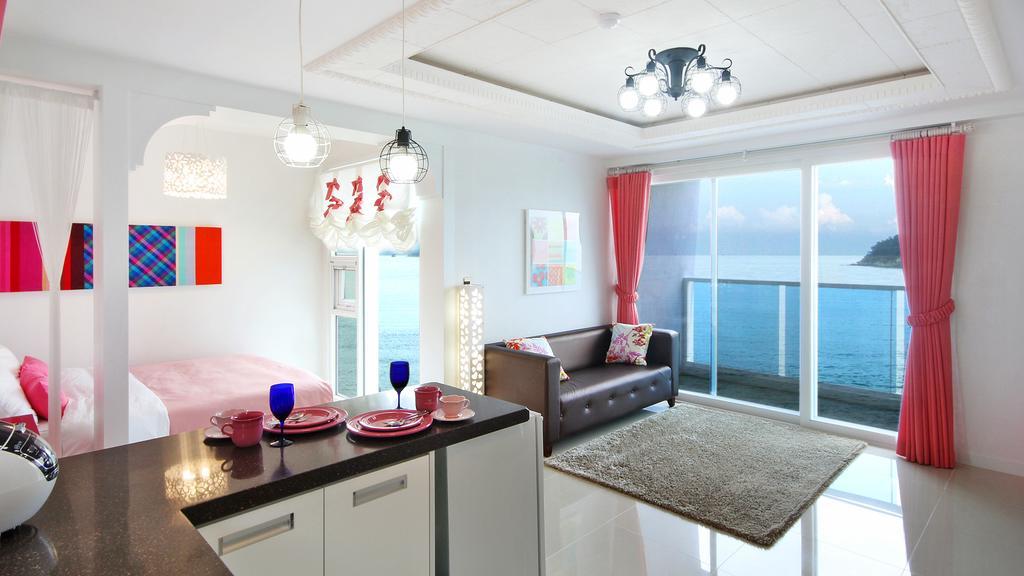 Blue & White Pension Namhae Esterno foto