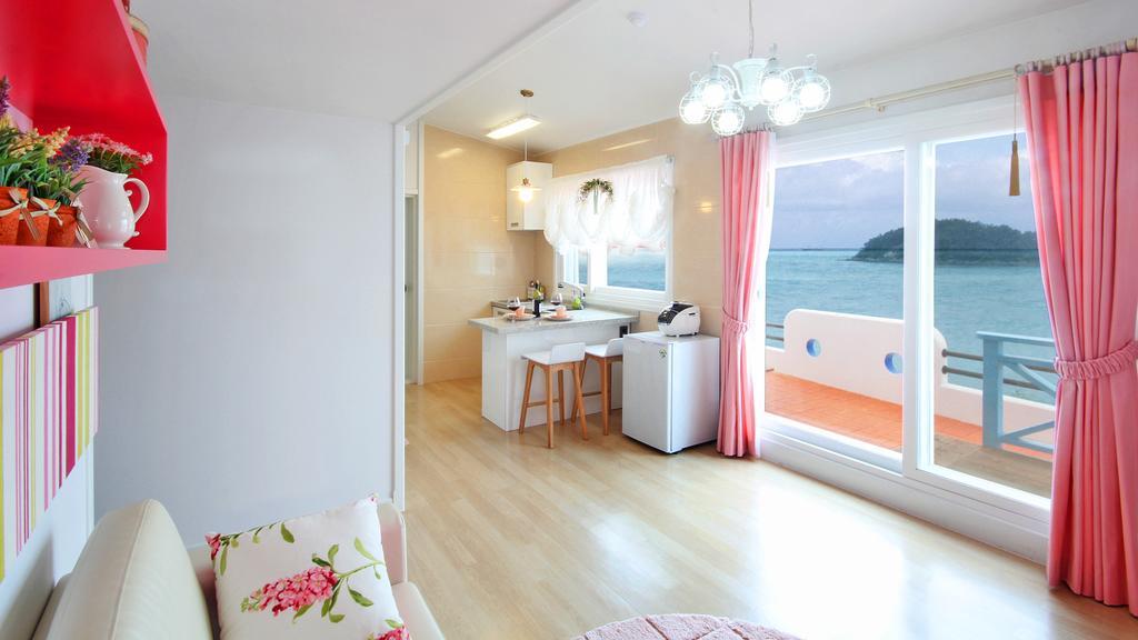 Blue & White Pension Namhae Esterno foto