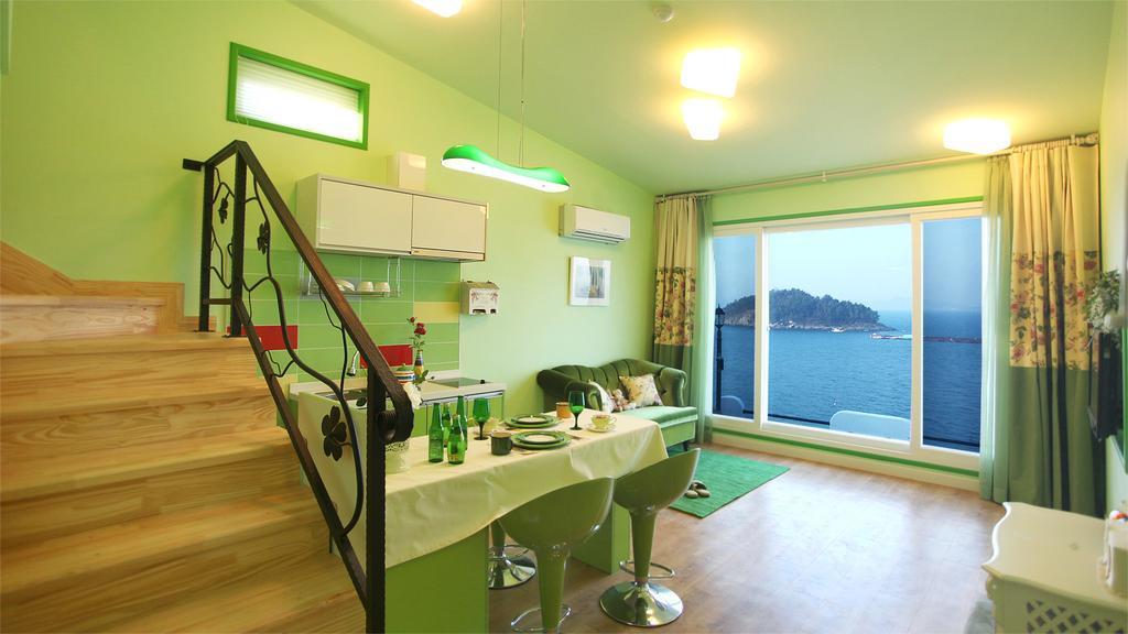 Blue & White Pension Namhae Esterno foto