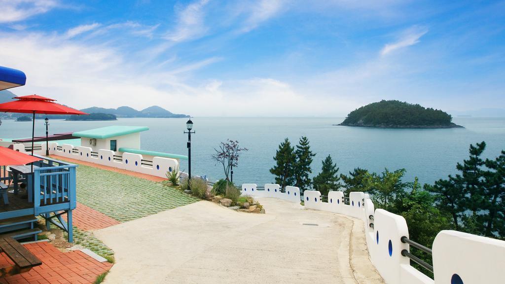 Blue & White Pension Namhae Esterno foto