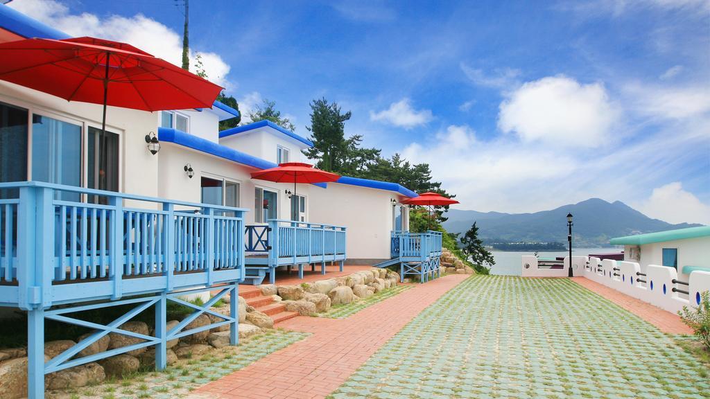 Blue & White Pension Namhae Esterno foto